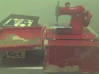 1950's/1960's TOY SEWING MACHINE IN LITTLE CASE (RED)